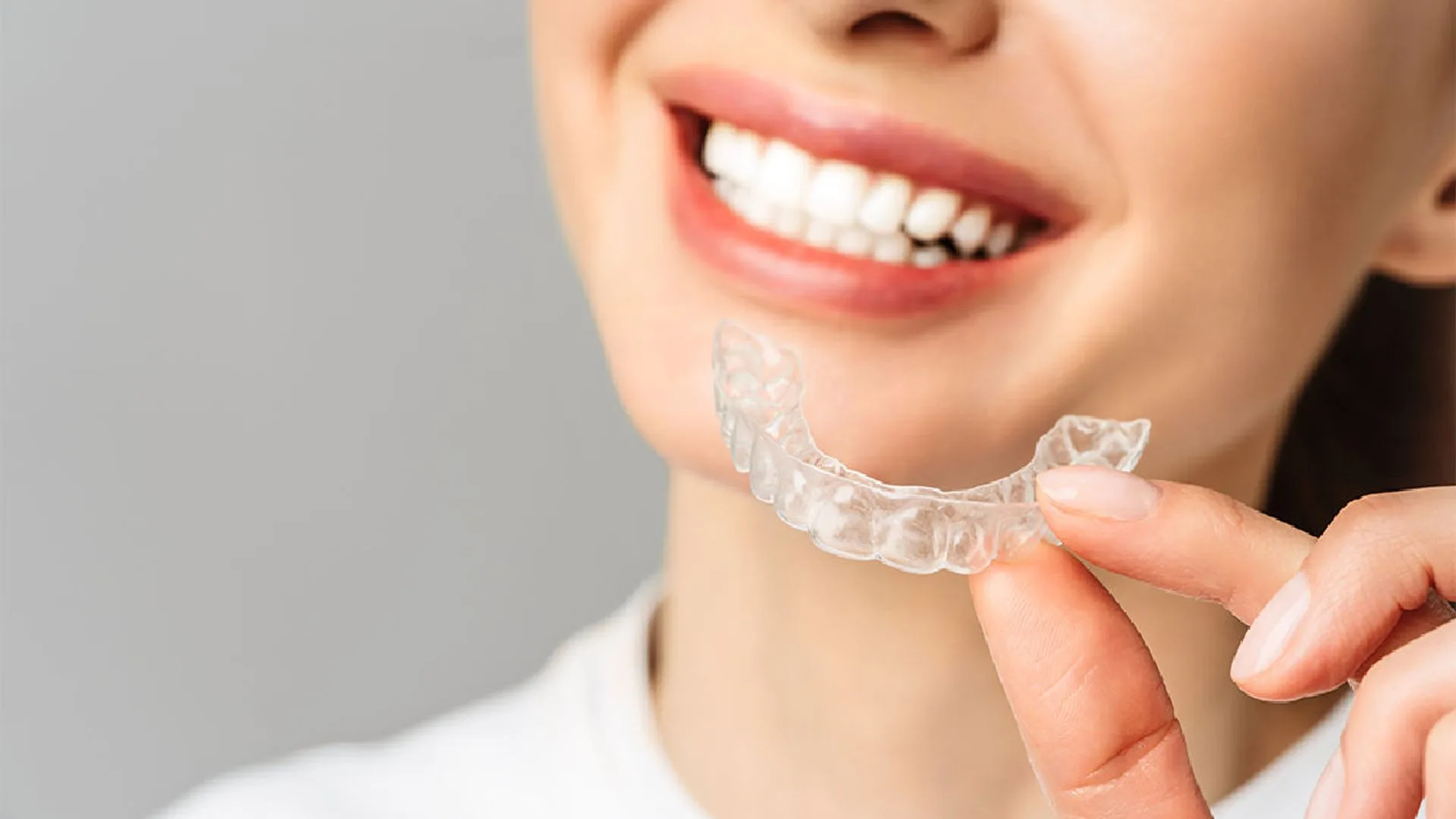 Invisalign Şeffaf Plaklar Hangi Maddeden Yapılmıştır?