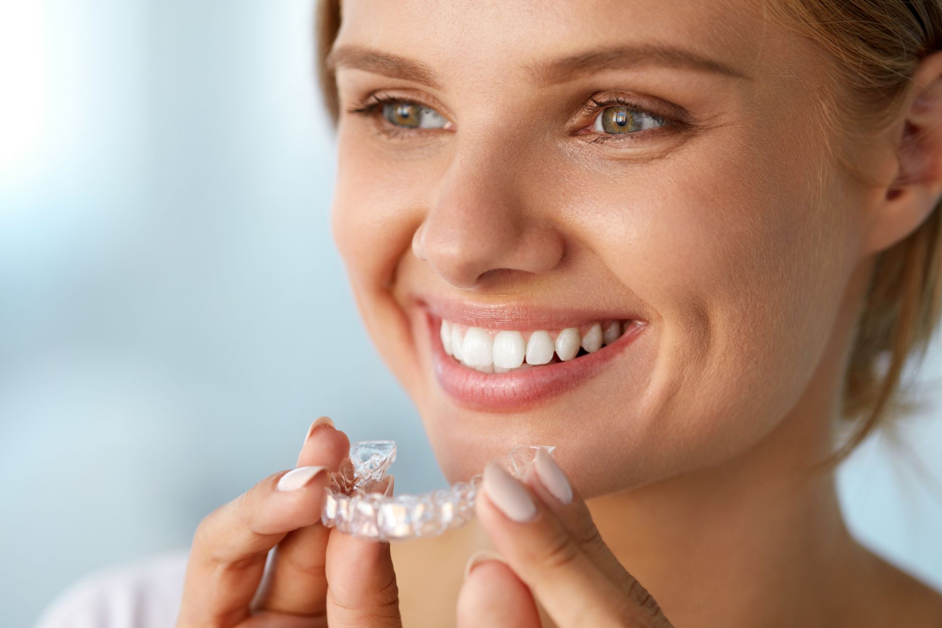 Invisalign Şeffaf Plak Yöntemi Nedir?